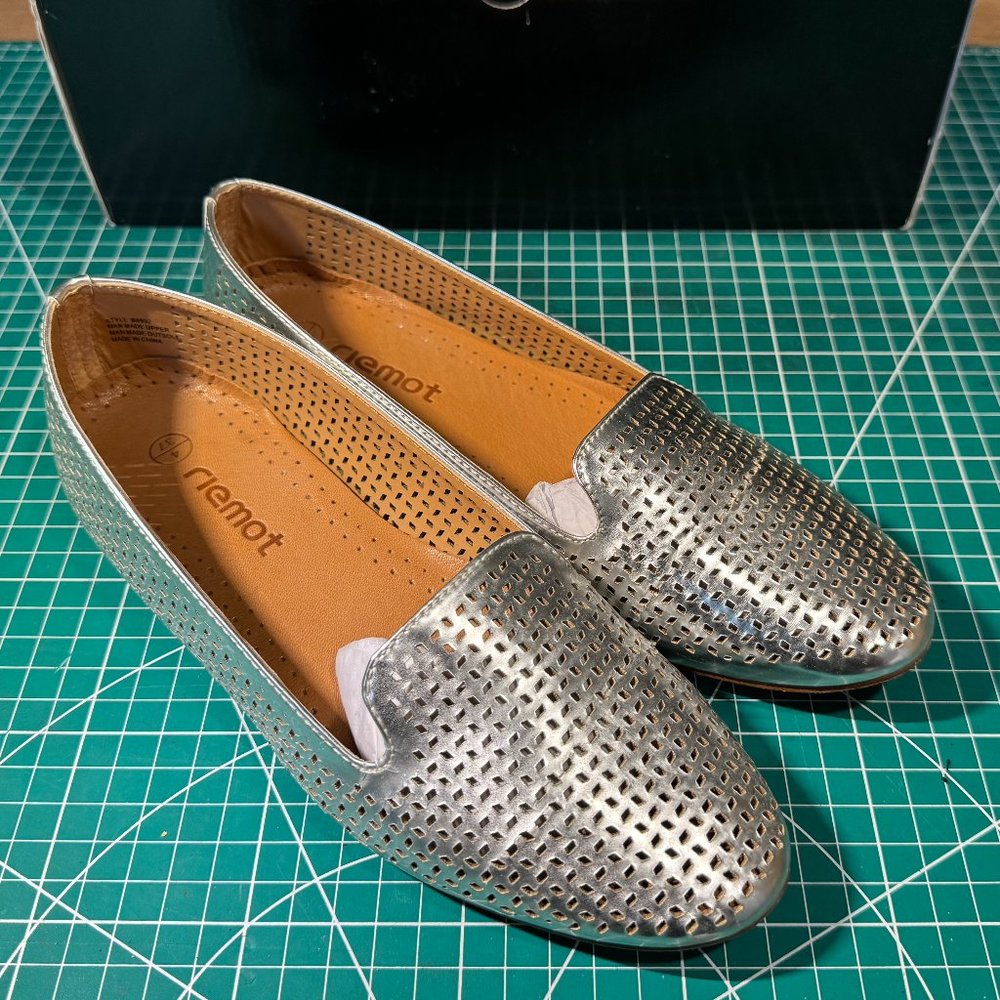 J.CREW METALLIC PERFORATED CARA LOAFERS - New in the Box WOMANS 6
